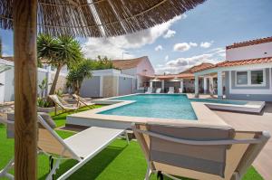 ein Bild einer Villa mit Swimmingpool in der Unterkunft Vila River Sublime in Valada