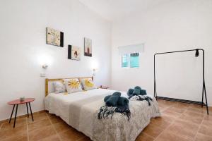 a bedroom with a bed and a large mirror at Casa Verol B in Moya
