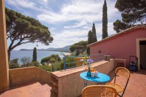 a balcony with a table and chairs and a view of the water at Chambres d'hôtes - La Moustelle in La Croix-Valmer