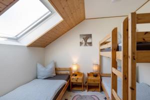 a room with two bunk beds and a window at Ferienwohnung Watt'nblick in Langeneß