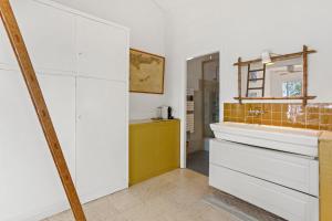 a kitchen with a sink and a mirror at Chambres d'hôtes - La Moustelle in La Croix-Valmer