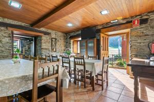 a kitchen and dining room with a table and chairs at La Posada Del Chano in Cerecedo de Besullo