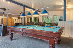 a pool table in a living room with at Ferienwohnungen zur Reuse in Mardorf
