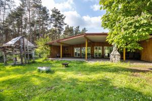 a house in the middle of a field with a yard at Ferienwohnungen zur Reuse in Mardorf