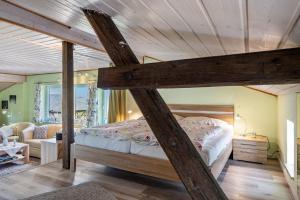 a bedroom with a large bed with wooden beams at Fluss aufwärts in Schülp
