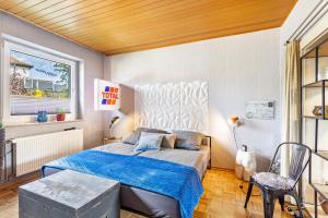 a bedroom with a bed with a wooden ceiling at Happy Place Indu Style in Korbach