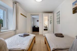 a bedroom with two beds and a window at Bäckerhus - Ferienwohnung 2 in Wiek auf Rügen