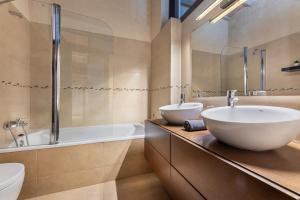 a bathroom with two sinks and a tub and a toilet at Casa típica mallorquina en Sa Pobla in Sa Pobla +19 photos