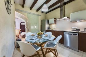 a kitchen and dining room with a table and chairs at Casa típica mallorquina en Sa Pobla in Sa Pobla