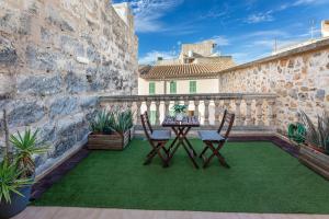 a patio with a table and chairs on a balcony at Casa típica mallorquina en Sa Pobla in Sa Pobla