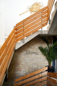 a wooden stairway with a sign that says welcome at Fewo Heimat - Bad Dürkheim in Bad Dürkheim