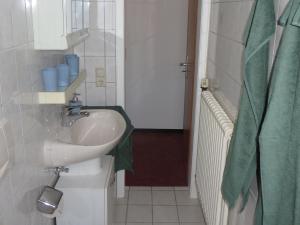 a bathroom with a sink and a mirror at Ferienwohnung Stadtblick in Bräunlingen