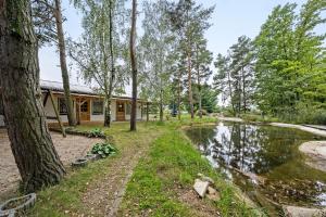 a cabin in the woods with a pond at Bungalow 37b - Kimbucht in Reichendorf