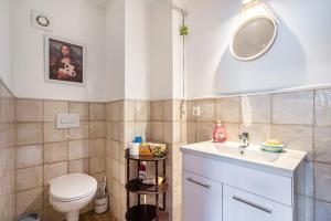 a bathroom with a toilet and a sink at Ferienwohnung im Landschloss in Calau