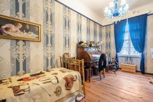 a bedroom with blue and white wallpaper and a piano at Ferienwohnung im Landschloss in Calau
