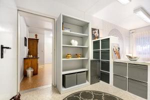 a room with white shelves and a hallway at Wohncontainer Derdak in Boizenburg