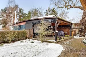 a house covered in snow next to a driveway at Wohncontainer Derdak in Boizenburg