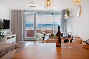 a living room with a table with two glasses of wine at Weitblick in Uhldingen-Mühlhofen
