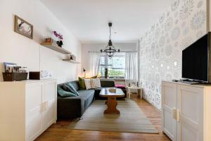 ein Wohnzimmer mit Sofa und Fernseher in der Unterkunft Traumland in Hollingstedt