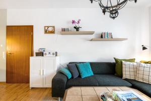 ein Wohnzimmer mit Sofa und Tisch in der Unterkunft Traumland in Hollingstedt + 15 Fotos
