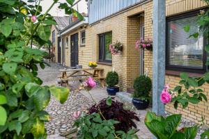 Ein Innenhof mit Picknicktisch und Blumen in der Unterkunft Traumland in Hollingstedt
