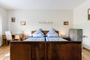 ein Schlafzimmer mit einem Bett und einem Schild an der Wand in der Unterkunft Traumland in Hollingstedt