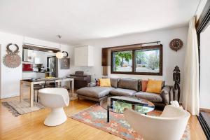 a living room with a couch and a table at Casa La Rosa Del Mar in Costa Teguise