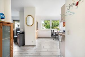 a kitchen and living room with a mirror and a table at Ferienwohnung am Residenzschloss in Altenburg