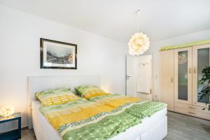 a bedroom with a bed with green and yellow sheets at Ferienwohnung am Residenzschloss in Altenburg