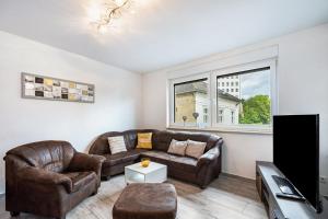 a living room with a couch and a tv at Ferienwohnung am Residenzschloss in Altenburg