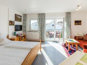 a hotel room with two beds and a living room at Haus Fanjak in Uhldingen-Mühlhofen