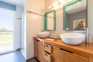a bathroom with two sinks and a mirror at Maison Horizon - 3 ch - 100m plage in Le Guilvinec +19 photos