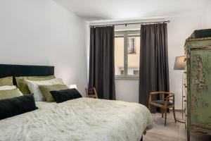 a bedroom with a large bed and a window at Casa Masoni in Colle di Val d'Elsa