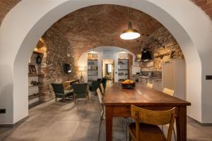 a kitchen and dining room with a table and chairs at Casa Masoni in Colle di Val d'Elsa
