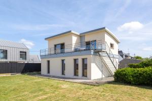 a white house with a balcony on it at Maison Horizon - 3 ch - 100m plage in Le Guilvinec
