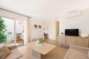 a living room with a couch and a tv at Rocas del Mar in Mijas