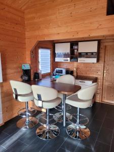 a kitchen with a table and chairs in a cabin at Ferienhaus Seeblick in Nöda