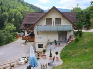 an overhead view of a house with an umbrella at Paradies Im Schwarzwald in Bad Peterstal-Griesbach