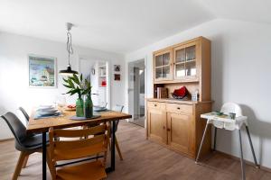 a kitchen and dining room with a table and chairs at Zum Hobelmann in Endingen