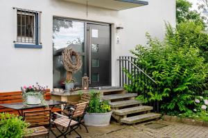 a patio with a table and chairs in front of a house at Zum Hobelmann in Endingen
