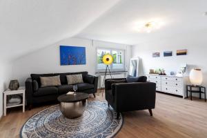 a living room with a couch and a table at Zum Hobelmann in Endingen