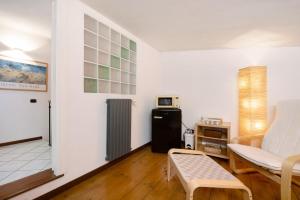a living room with a couch and a refrigerator at Locazione turistica Raffa-Ele in Cantù