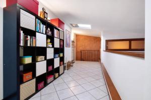 a hallway with a book shelf filled with books at Locazione turistica Raffa-Ele in Cantù