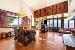 a dining room with a table and a living room at Villa Franca San Zeno in San Zeno di Montagna