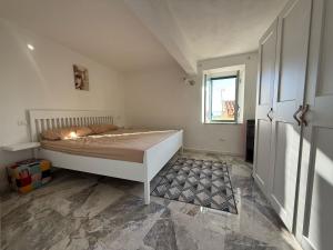 a bedroom with a bed in the corner of a room at Casa Mark in Forza dʼAgro