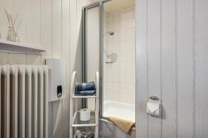 a bathroom with a shower and a sink and a mirror at Ferienhäuser Ella Walter - Efeuhaus in Nordstrand +73 photos