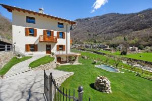 a large house with a yard with a pond at Appartamenti Cucu - 1 in Lillianes