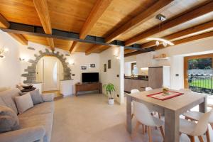 a dining room and living room with a table at Appartamenti Cucu - 1 in Lillianes