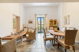 a living room with a table and a couch at Le Residenze In Piazza in Bosa