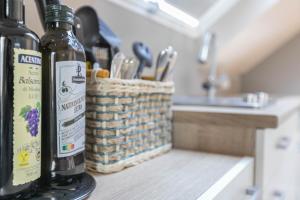 Eine Flasche Wein steht auf der Küchentheke. in der Unterkunft Uhse Loft in Heide